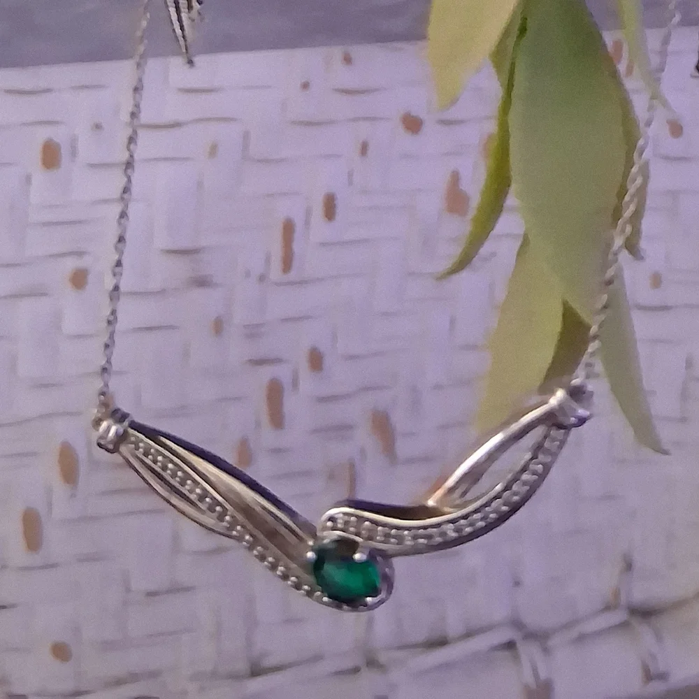 Elegant 925 Sterling Silver Necklace with A Emerald Gemstone - Picture 2 of 5